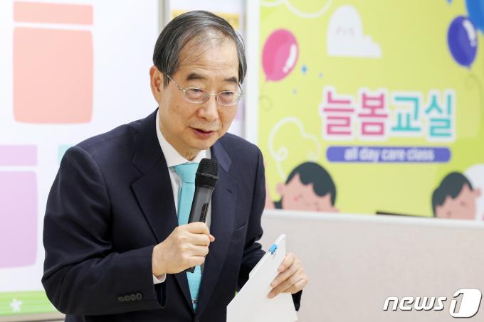 한덕수 국무총리가 4일 오후 경기 김포시 사우초등학교 늘봄교실을 찾아 어린이들을 대상으로 수업을 하고 있다. 2024.4.4/뉴스1 ⓒ News1 민경석 기자
