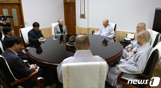[사진] 덕수스님 예방한 유인촌 장관