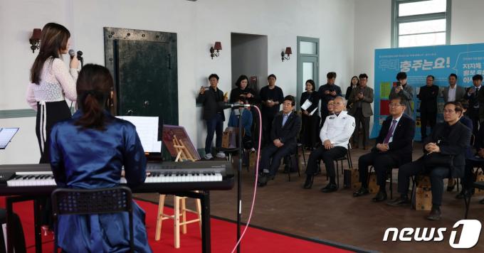 [사진] 공연 관람하는 유인촌 장관