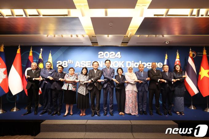 4일 서울의 한 호텔에서 열린 한-아세안 대화(ASEAN-ROK Dialogue)에서 참석자들이 기념 촬영하고 있다. (외교부 제공) 2024.4.4/뉴스1
