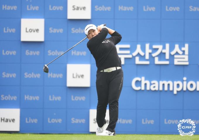 신지애가 4일 제주 서귀포 테디밸리 골프앤리조트에서 열린 '두산 위브 챔피언십' 1라운드 1번 홀에서 티샷 하고 있다. (KLPGT 제공) 2024.4.4/뉴스1