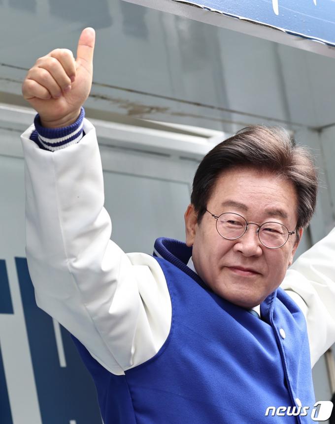 [사진] 엄지 치켜든 이재명 대표