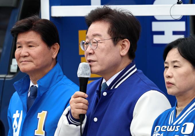 [사진] 이재명 '부산지역 후보들과'