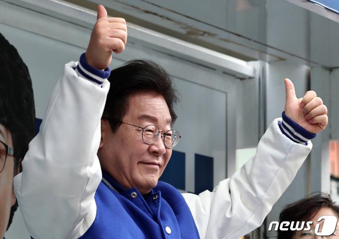 [사진] 쌍엄지 치켜든 이재명 대표