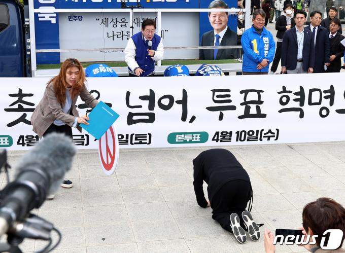[사진] 기습 큰절 받은 이재명 