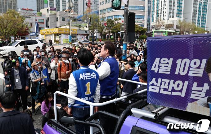 [사진] '심판의 날 6일 앞두고'