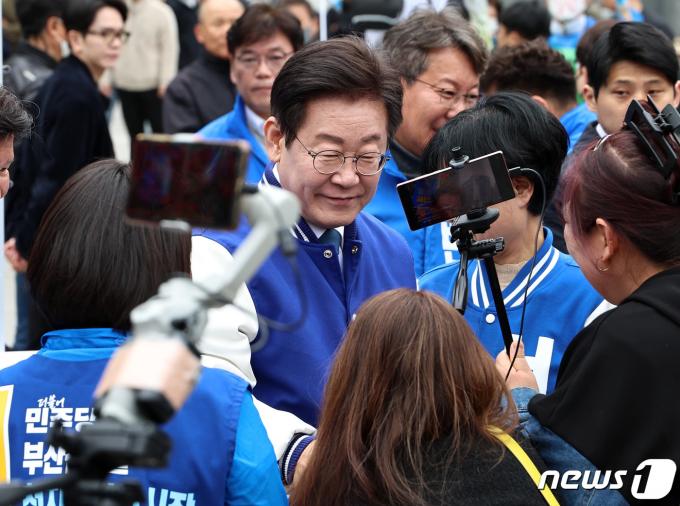 [사진] 지지자들과 악수하는 이재명 대표