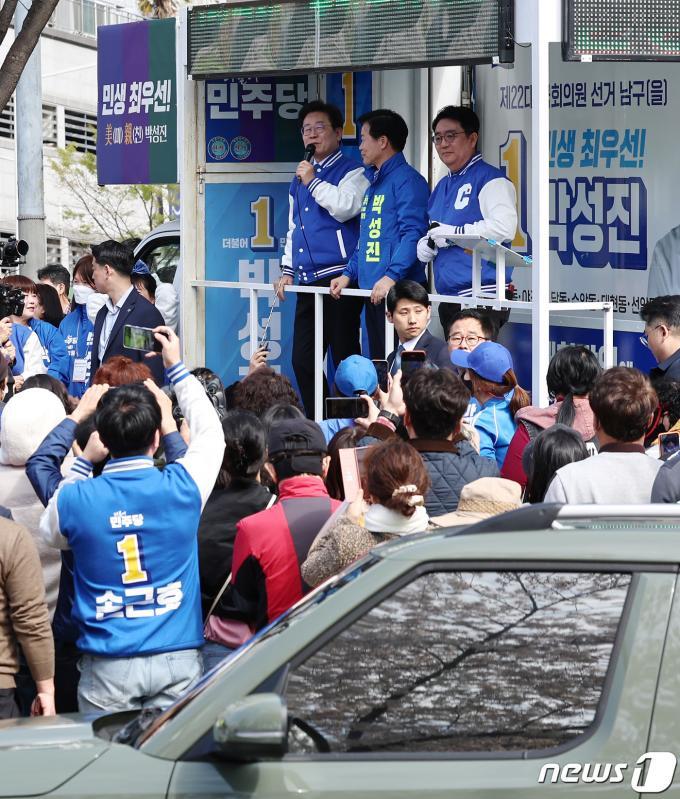 [사진] '선거와 벚꽃'