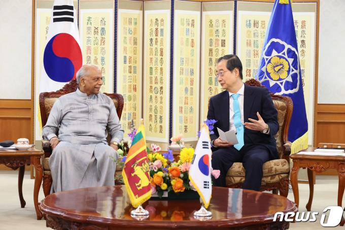 [사진] 스리랑카 총리 면담하는 한덕수 총리