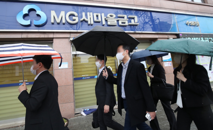 양문석 더불어민주당 경기 안산갑 후보 자녀의 '편법 대출' 의혹 관련 현장검사 사흘째를 맞은 3일 오전 새마을금고중앙회 관계자들이 대구 수성새마을금고 안으로 들어가고 있다./사진제공=뉴스1