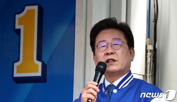 이재명 더불어민주당 대표 겸 상임선대위원장이 4일 오후 울산 남구 수암로 일대에서 박성진(울산 남구을) 후보 지원유세를 하고 있다. 2024.4.4/뉴스1 ⓒ News1 구윤성 기자