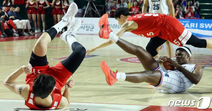 [사진] 볼에 대한 집중력보이는 존슨