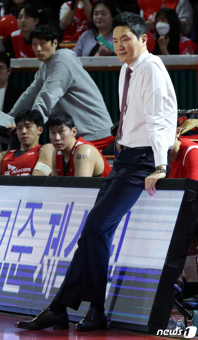 [사진] 경기지켜보는 전희철 감독