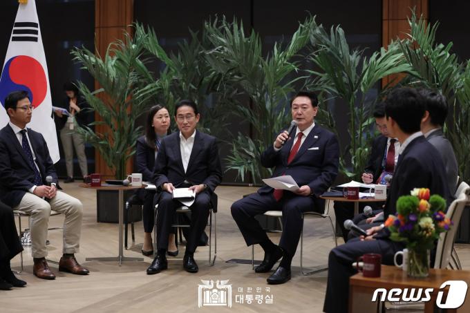 아시아태평양경제협력체(APEC) 정상회의 참석을 위해 미국을 방문 중인 윤석열 대통령과 기시다 후미오 일본 총리가 17일(현지시간) 미국 캘리포니아주 스탠퍼드대 후버연구소에서 한일 스타트업 간담회를 하고 있다. (대통령실 홈페이지) 2023.11.18/뉴스1 ⓒ News1 오대일 기자