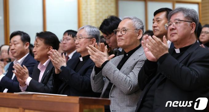 [사진] 유인촌 장관, 충북도립교향악단 특별연주회 관람
