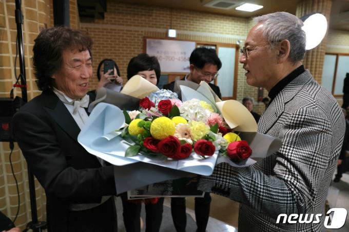 [사진] 꽃다발 전달하는 유인촌 장관
