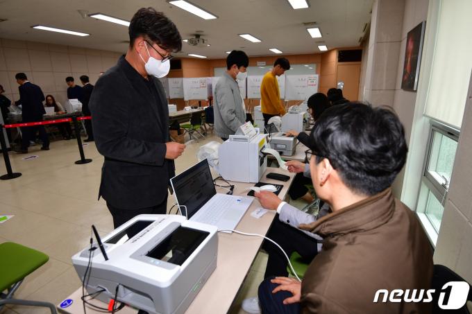 제22대 국회의원 선거 사전 투표일을 하루 앞둔 4일 오후 경북 포항시청에서 설치된 사전 투표소에서 선관위 직원들과 공무원들이 모의투표를 하고 있다. 사전투표소는 5일과 6일 이틀동안 오전 6시부터 오후 6시까지 운영된다. 2024.4.4/뉴스1 ⓒ News1 최창호 기자