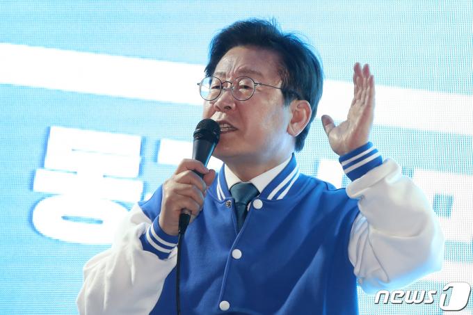 이재명 더불어민주당 대표가 4일 오후 대구 동구 동대구역 광장을 찾아 지원 유세를 펼치고 있다. 2024.4.4/뉴스1 ⓒ News1 공정식 기자