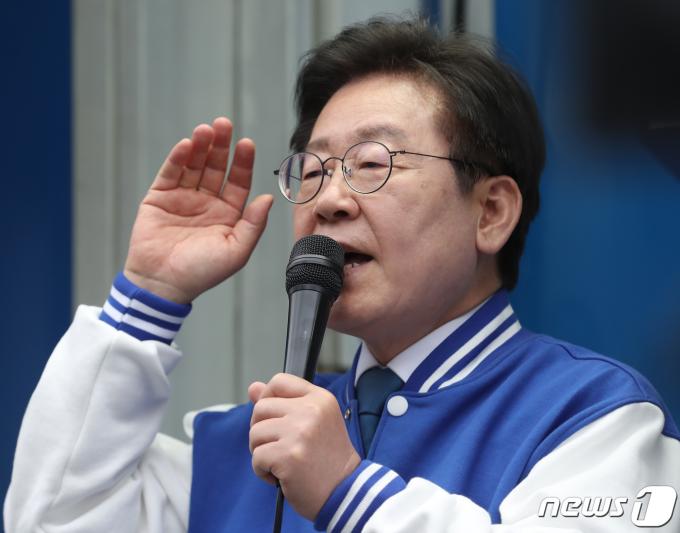 이재명 더불어민주당 대표 겸 상임선대위원장이 4일 오후 울산 울주군 범서읍 구영리 일대에서 이선호(울주군) 후보 지원유세를 하고 있다. 2024.4.4/뉴스1 ⓒ News1 조민주 기자