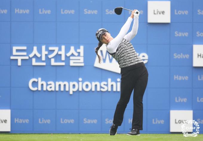 윤이나가 4일 제주 서귀포 테디밸리 골프앤리조트에서 열린 '두산 위브 챔피언십' 1라운드 1번 홀에서 티샷 하고 있다. (KLPGT 제공) 2024.4.4/뉴스1