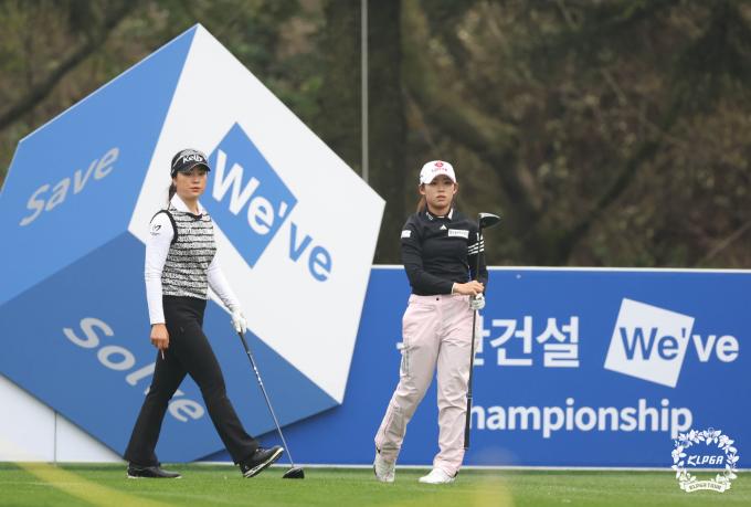 KLPGA 국내 개막전에서 한조에서 경기를 펼친 윤이나(왼쪽와 황유민.(KLPGA 제공)