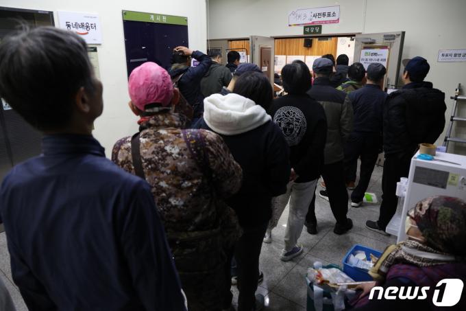 [사진] '제22대 국회의원 선거 사전투표 시작'