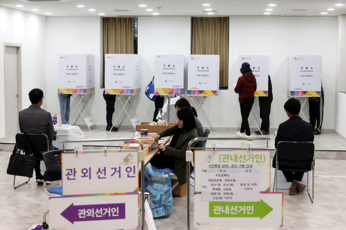 제22대 국회의원 선거 사전투표 첫날인 5일 오전 8시 기준 투표율은 1.25%(55만3458명)를 기록했다. 사진은 제22대 국회의원 선거 사전투표 첫날인 5일 오전 서울 영등포구 문래동 주민센터에 마련된 사전투표소에서 시민들이 투표하는 모습. /사진=뉴시스