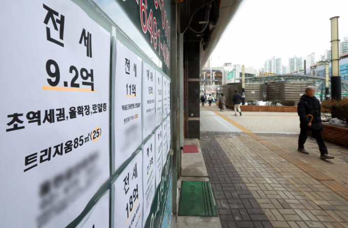 올해 HUG가 감정평가 시행 법인으로 지정해놓은 감정평가기관이 종전 37곳에서 33곳으로 줄었다. 사진은 서울 송파구의 한 공인중개업소.  /사진=뉴시스