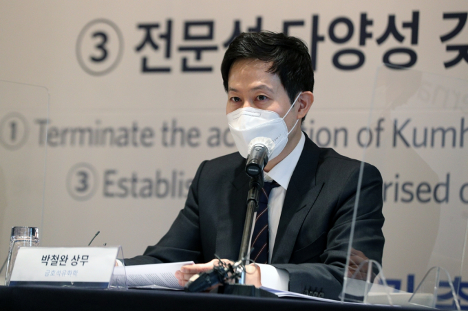박철완 전 금호석유화학 상무의 경영권 분쟁 시도가 잇따르고 있다. 사진은 2021년 경영권 분쟁 관련 기자간담회에 참석한 박 전 상무. /사진=뉴스1