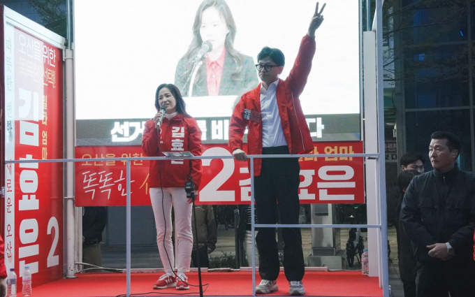 한동훈 국민의힘 위원장(오른쪽)이 4일 수도권 초접전 지역구인 경기 오산을 세 번째 방문해 김효은 국민의힘 후보를 지원하고 있다. / 사진제공=김효은 후보 캠프