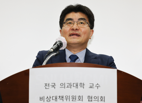 전국의과대학교수 비상대책위원회가 5일 저녁 7시 5차 총회를 온라인 비공개로 개최할 예정이다. 방재승 전국 의대교수 비상대책위원장이 지난달 30일 오전 서울 종로구 서울대학교병원 의학연구혁신센터에서 의과대학 교수 비대위 협의회 기자회견에서 발언하고 있다. /사진=뉴시스 