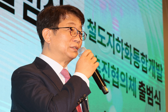 박상우 국토부 장관이 지난 4일 서울 용산구 드래곤시티 그랜드볼룸 한라홀에서 열린 '철도지하화 통합개발 추진협의체 출범식'에서 인사말을 하고 있다./사진=뉴스1