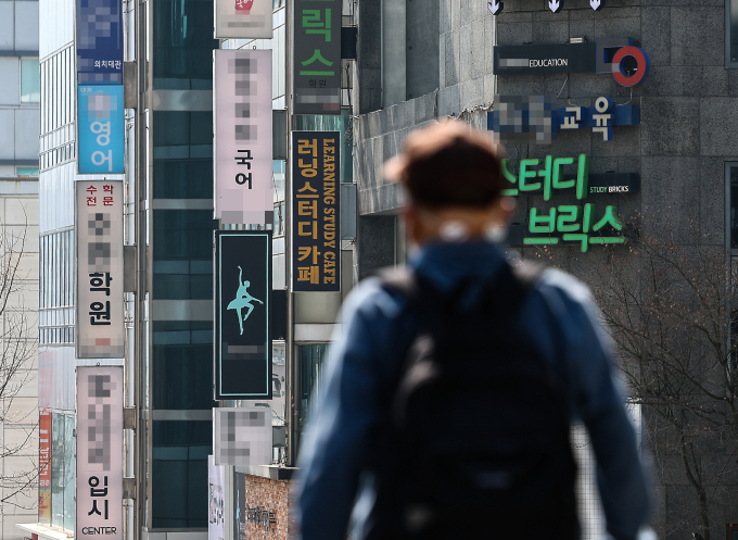 경찰이 사교육업체와 유착됐다는 의혹에 연루된 현직 교사에 대해 강제수사에 나섰다. 사진은 지난달 14일 서울 강남구 대치동 학원가를 지나고 있는 한 시민. /사진=뉴시스