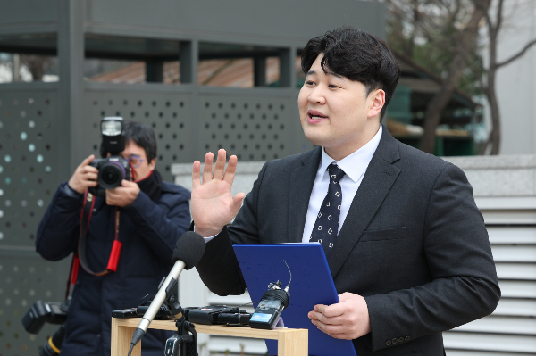 박단 대한전공의협의회 비상대책위원장과 윤석열 대통령의 만남에 대해 의료계 안에서 비판의 목소리가 나오고 있다. 류옥하다 대전성모병원 사직 전공의가 지난 2월29일 오후 서울 용산구 대한의사협회에서 성명서를 발표하고 있다. /사진=뉴스1