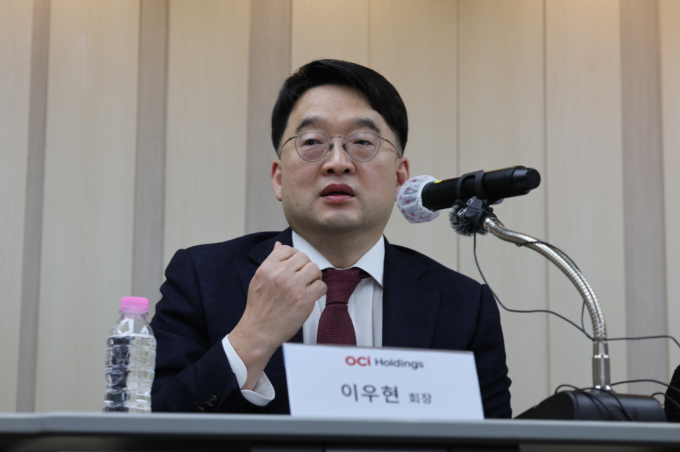 OCI그룹과 한미약품그룹의 통합이 좌절된 가운데 이우현 OCI홀딩스 회장(사진)의 경영 전략이 주목된다. /사진=뉴스1