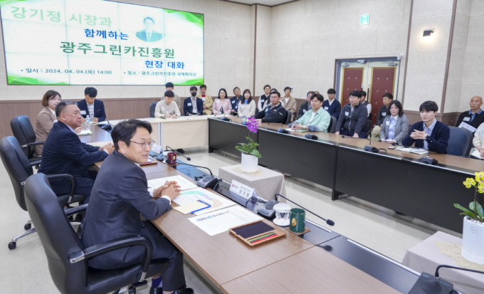 강기정 광주광역시장이 4일 오후 광산구 빛그린산단 내 광주그린카진흥원을 방문해 김덕모 원장 및 직원들과 대화를 나누고 있다./사진=광주시