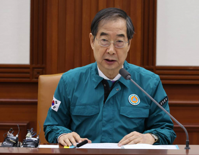한덕수 국무총리가 "정부와 전공의가 대화의 물꼬를 텄다"며 경청할 준비가 됐음을 밝혔다. 사진은 5일 오전 서울 종로구 정부서울청사에서 열린 의사집단행동 중앙재난안전대책본부(중대본) 회의에 참석해 발언하고 있는 한덕수 총리. /사진= 뉴시스 