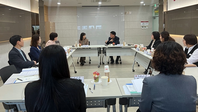 지난 5일 김천육아종합지원센터에서 경북도교육청과 김천시 관계자들이 유보통합에 대한 협의를 진행하고 있다./사진제공=경상북도교육청