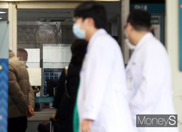윤석열 대통령과 만난 박단 대한전공의협의회 비상대책위원장에 대한 탄핵을 해야 한다는 주장이 전공의 사이에서 나오고 있다. 지난 2월21일 서울 한 병원 응급센터 앞에서 의료진들이 분주히 업무를 보고 있다. /사진=임한별 기자