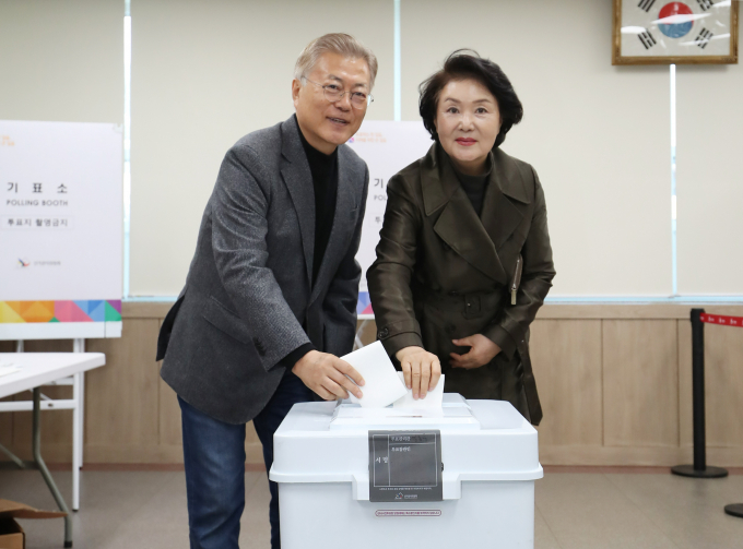 문재인 전 대통령이 제22대 국회의원 선거에 대해 “현 정부를 정신차리게 해야 하는 선거”라고 말했다. 사진은 문 전 대통령(왼쪽)과 부인 김정숙 여사가 5일 경남 양산시 하북면주민자치센터에 마련된 사전투표소에서 투표를 하는 모습. /사진=뉴스1