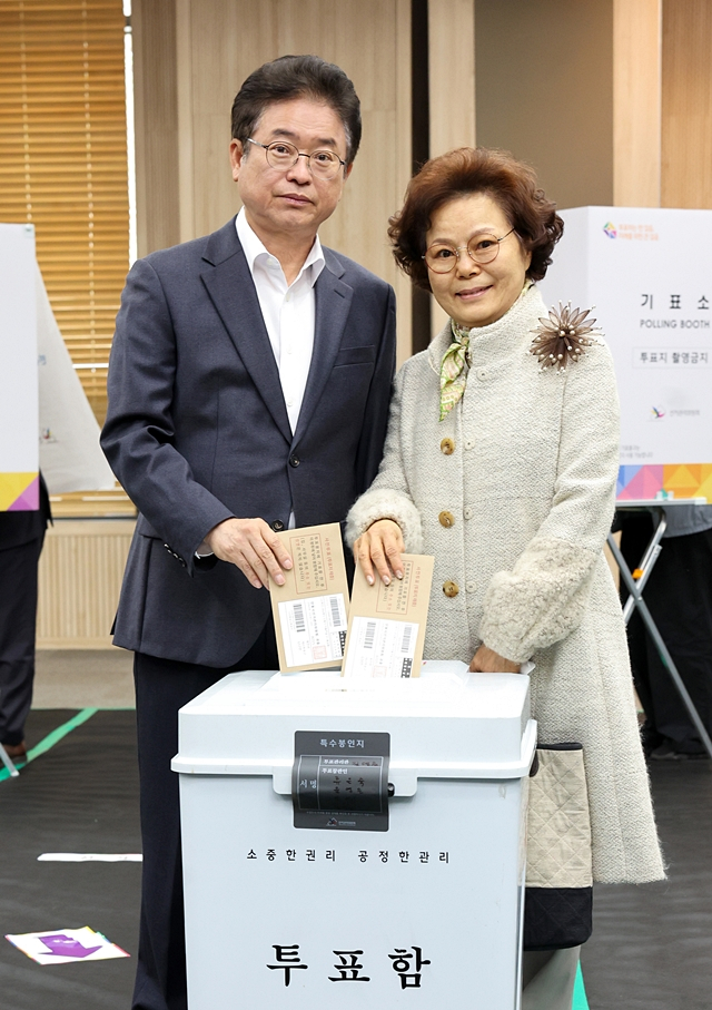 이철우 경북도지사(왼쪽)가 5일 예천군 호명읍에 마련된 사전투표소에서 부인 김재덕 여사와 소중한 한표를 행사하고 있다./사진제공=경상북도