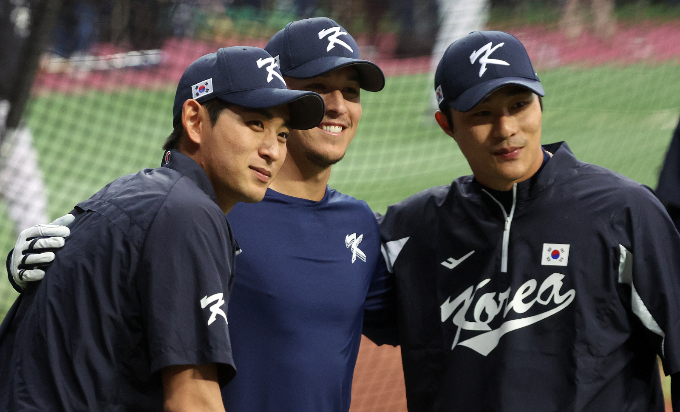 김하성(샌디에이고 파드리스)과 이정후(샌프란시스코 자이언츠)가  오는 6일(이하 한국시각)부터 8일까지 미국 캘리포니아주 샌프란시스코 오라클 파크에서 미국 프로야구 메이저리그 3연전을 치른다. 사진은 한국 야구 대표팀 이정후(왼쪽)와 김하성(오른쪽). /사진=뉴스1