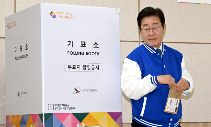이재명 더불어민주당 대표가 대전에서 한국과학기술원(KAIST·카이스트) 재학생들과 함께 사전투표에 참여했다. 사진은 이 대표가 제22대 국회의원선거 사전투표일인 5일 오전 대전 중구 대전평생교육진흥원에 마련된 사전투표소에서 투표하는 모습. /사진=뉴스1(공동취재)