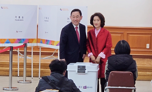주호영 국민의힘 대구 수성 갑 국회의원 후보(왼쪽)가 부인 김선희 여사와 함께 5일 고산2동 행정복지센터에 마련된 사전투표소에서 투표를 하고 있다./사진제공=주호영 국민의힘 대구 수성 갑 국회의원 후보 선거사무소