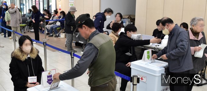 [머니S포토] 제22대 국회의원 선거, 투표는 국민의 권리