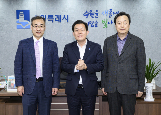 이재준 수원시장(가운데)과 오태환 KSEA 차기회장(왼쪽), 이주연 아주대학교 산업공학과 교수(오른쪽)가 수원시청에서 포즈를 취하고 있다. / 사진제공=수원특례시