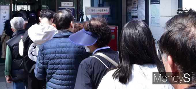 중앙선거관리위원회에 따르면 제22대 국회의원 선거 사전투표율이 5일 오후 1시 기준 8%를 기록했다. 사진은 제22대 국회의원 선거 사전투표 첫날인 5일 서울 서초구 신원동 내곡열린문화센터에 마련된 사전투표소를 찾은 유권자들이 투표를 위해 대기하는 모습. /사진=임한별 기자