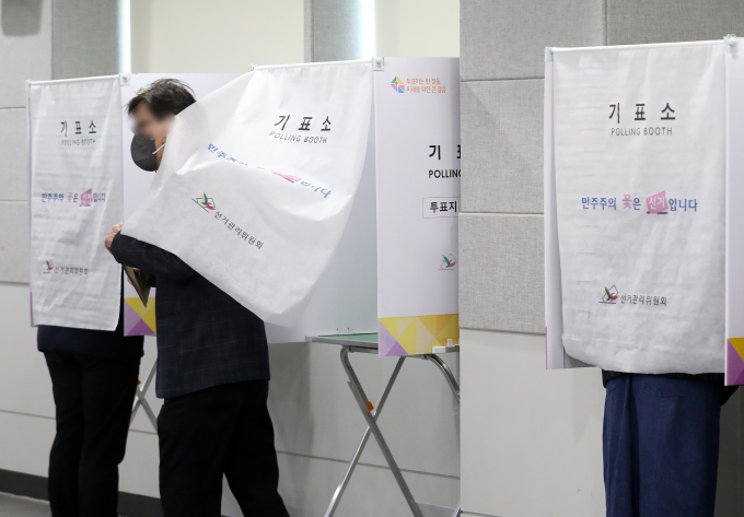 제22대 국회의원 선거 사전투표 첫날 중앙선거관리위원회가 대파 반입에 대한 지침서를 공개했다. 사진은 5일 부산 연제구청 대회의실에 마련된 연산제2동 사전투표소에서 투표하는 유권자들. /사진= 뉴스1