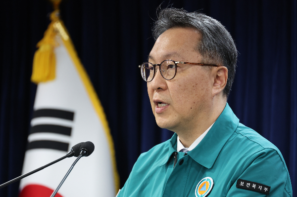 박민수 보건복지부 제2차관이 5일 의사 집단행동 중앙재난안전본부 브리핑에서 2000명 증원에 대한 기존 방침이 유효하다고 밝혔다. 박 차관이 지난 3일 오전 서울 종로구 정부서울청사에서 의사 집단행동 중앙재난안전대책본부(중대본) 브리핑을 하고 있다. /사진=뉴시스
