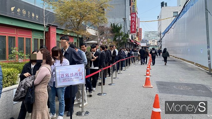 사전투표가 처음 시작된 5일 오후 12시 서울 중구 을지로동 사전 투표소는 직장인들로 북적였다. 사진은 사전투표를 하기 위한 사람들이 모여 길게 늘어선 대기줄. /사진=정수현 기자  